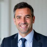 Retrato profesional de Juan Pérez, CEO y Fundador de Cálculo Andino.
